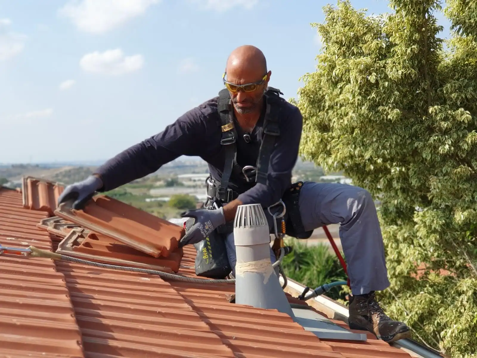 איטום גגות רעפים והתקנת מרזבים