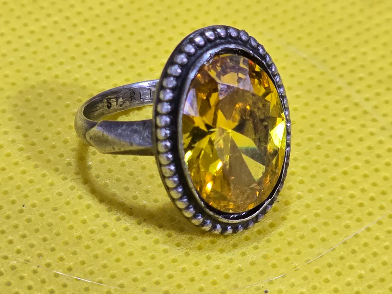 טבעת כסף מרשימה בעבודת יד סטרלינג 925 חתום  ראש הטבעת משובץ במרכזו באבן ציטרין גדולה בשיבוץ אובלי  ובליטוש יהלום מידה 6 משקל 5.4 גרם