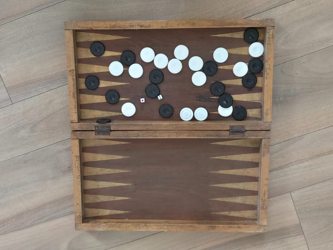 שולחן שש-בש ישן מאד אצלי משנת 1972(53 שנה ) יותר  אחורה לא ידוע 2 אבנים לא זהות והשולחן זקוק לידים טובות מידות 50*27