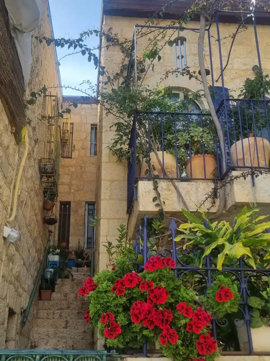 משכנות שאננים וימין משה