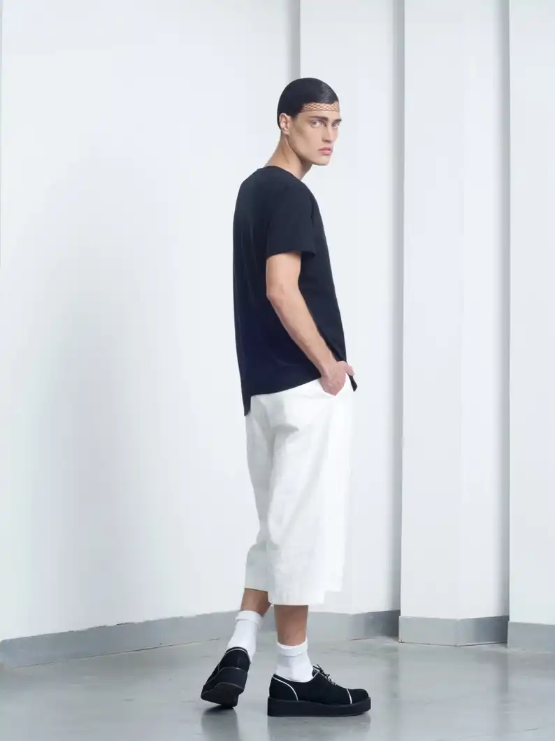 ברמודה לבנה מפשתן לגברים: עיצוב מחויט בהשראה יפנית