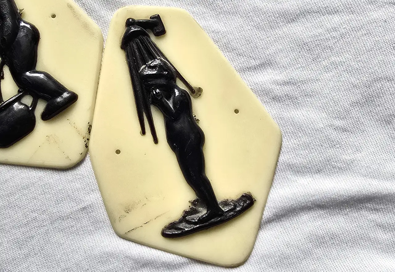 שלטי מקלחת ושירותים ישנים שלטי שירוקלחת עשויים בקליט על רקע לבן גובה 12 ס"מ רוחב 8 ס"מ