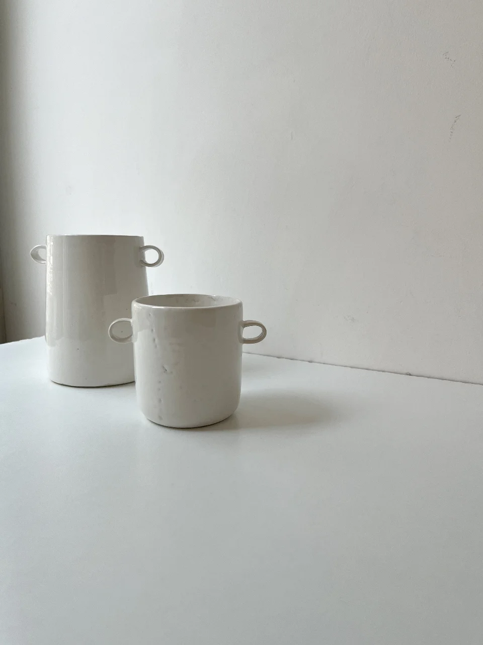 כד פורצלן עם עיטור