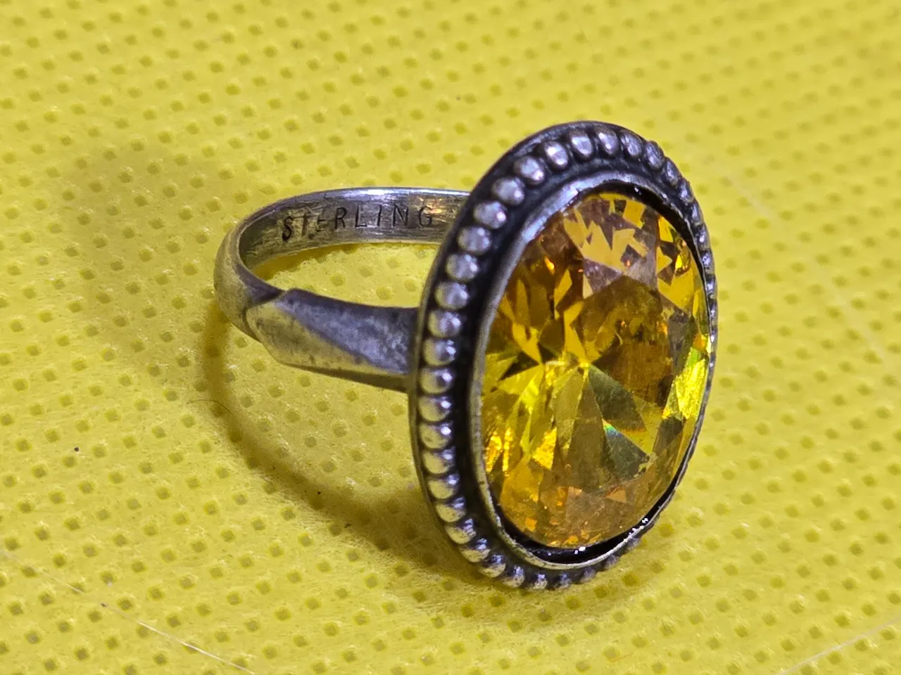 טבעת כסף מרשימה בעבודת יד סטרלינג 925 חתום  ראש הטבעת משובץ במרכזו באבן ציטרין גדולה בשיבוץ אובלי  ובליטוש יהלום מידה 6 משקל 5.4 גרם