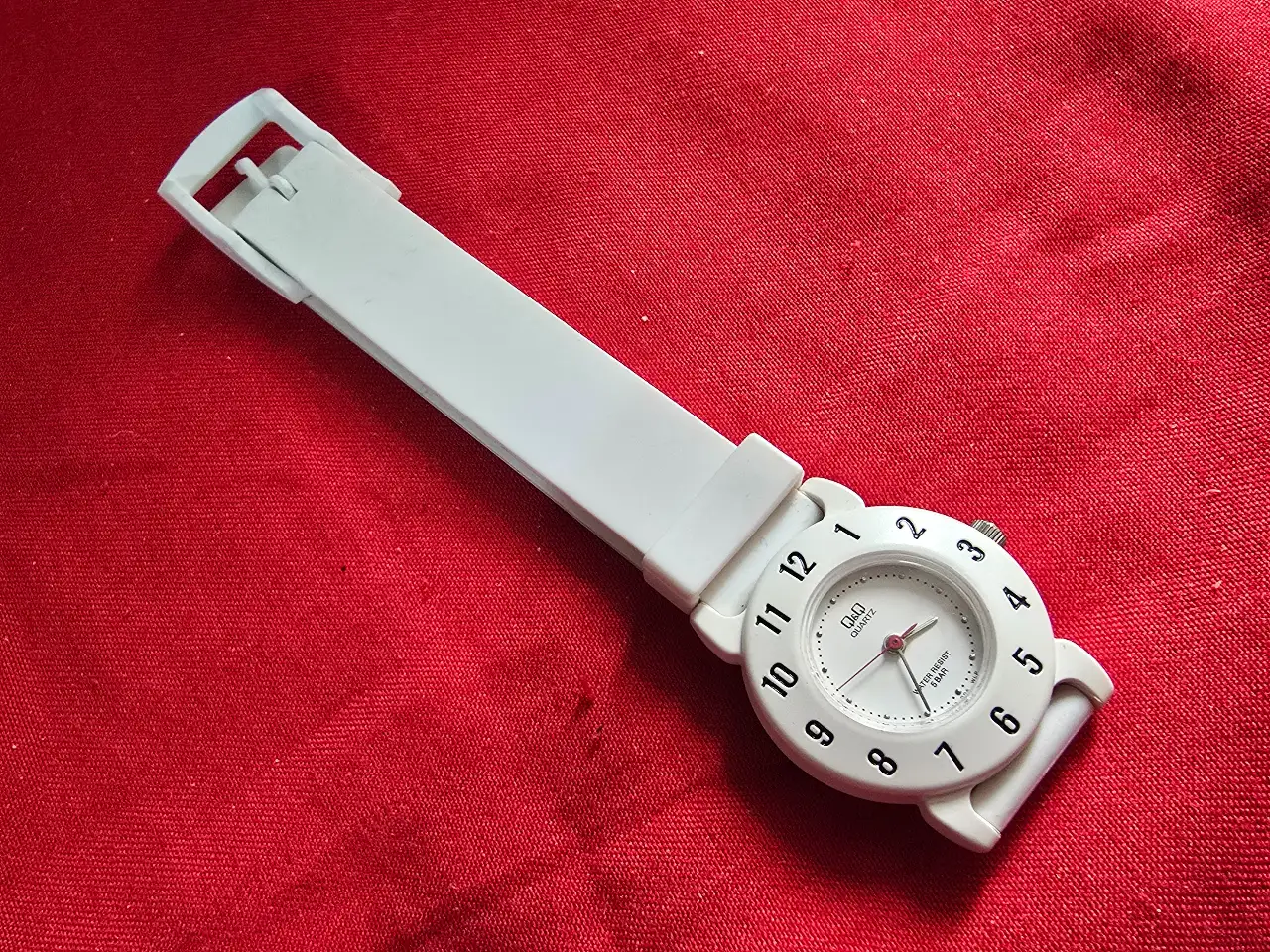 שעון ילדים Q&Q  WATER RESISTANT צריך סוללה השעון נמכר ללא אחריות  AS IS  כל השעונים  מקוריים מחנות ולא היו בשימוש רוב השעונים עם כיסוי פלסטיק מגן