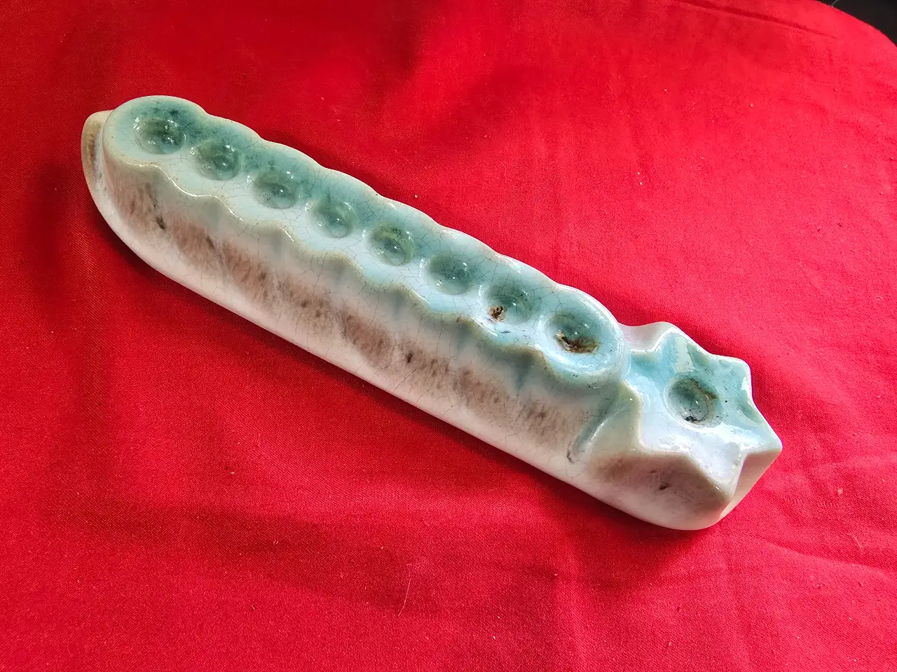 חנוכיה מקרמיקה כנראה שנות ה.50\60 יש דמיון לח'ב פחר