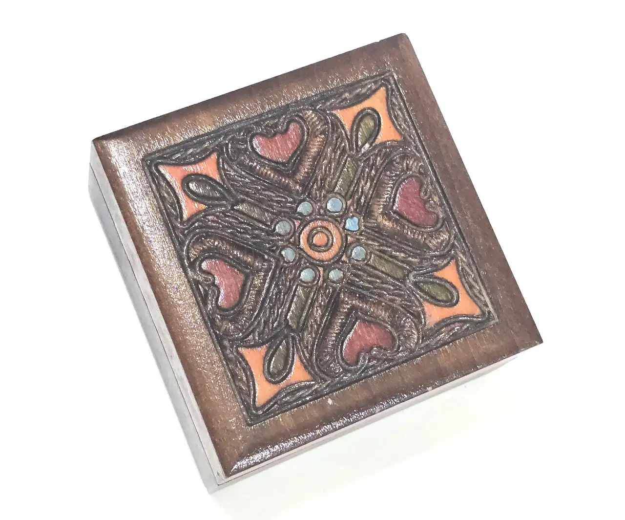 תיבת  עץ מעוטרת, 7x7x4 ס״מ