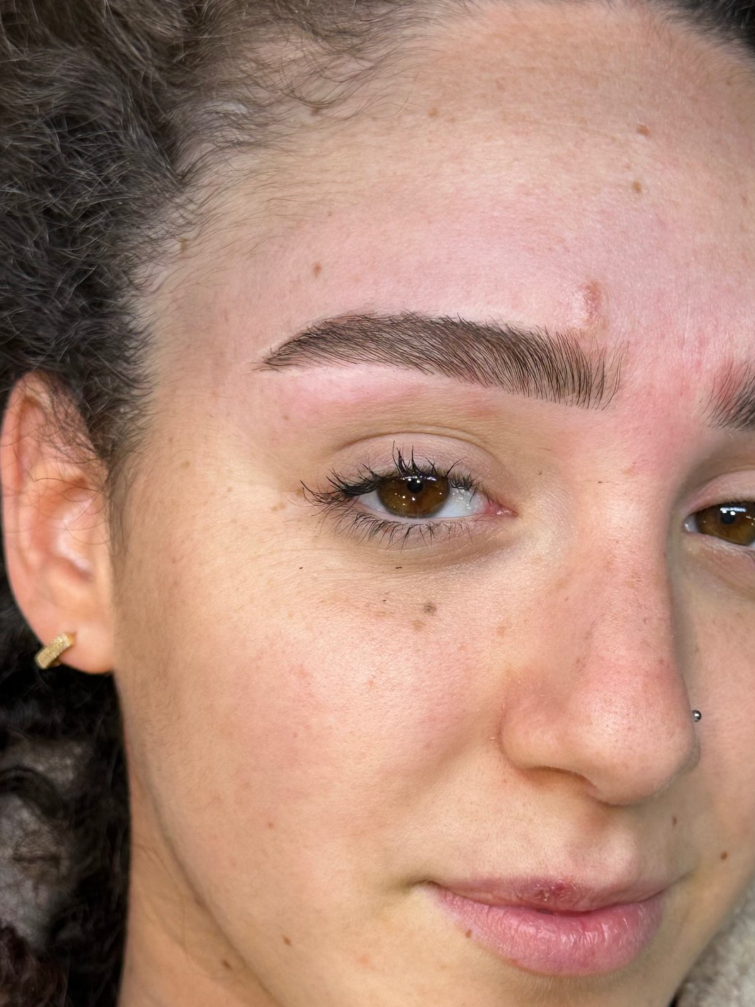 עיצוב גבות טבעיות