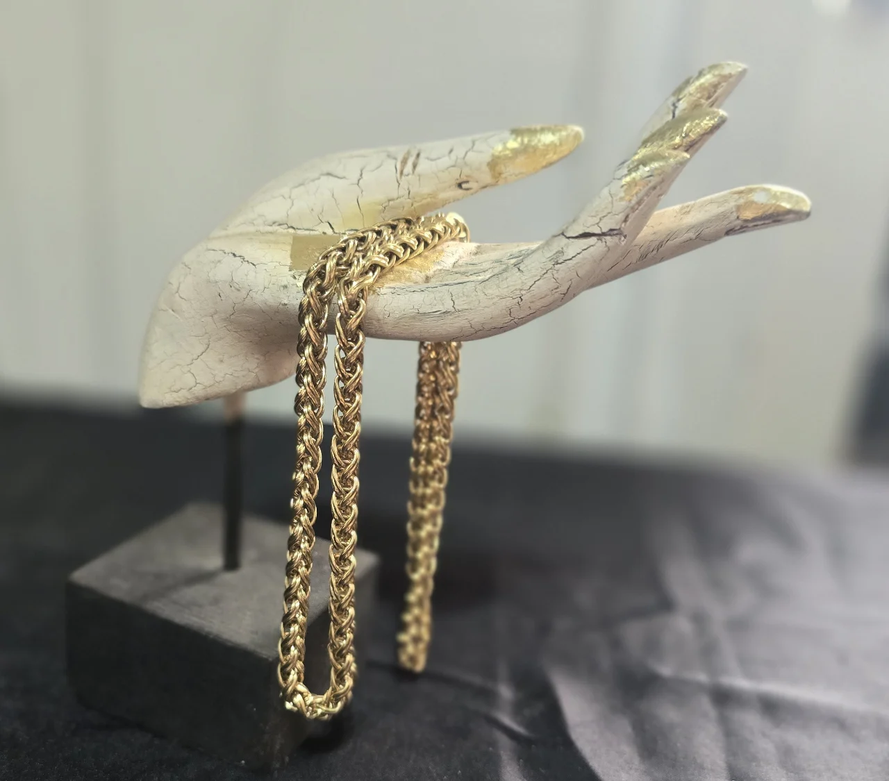 שרשרת זהובה בעלת נוכחות מרשימה המאופיינת בסגנון קלאסי ויוקרתי