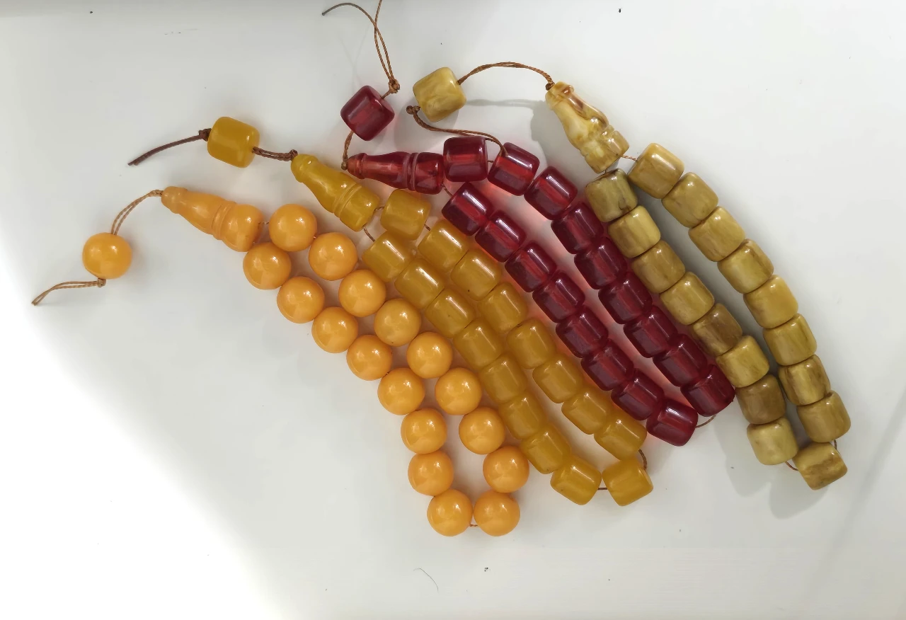 לוט 4 מסבחות ישנות שכנראה לא היו בשימוש, אחד עשוי עצם והשניות כנראה פלסטיק.