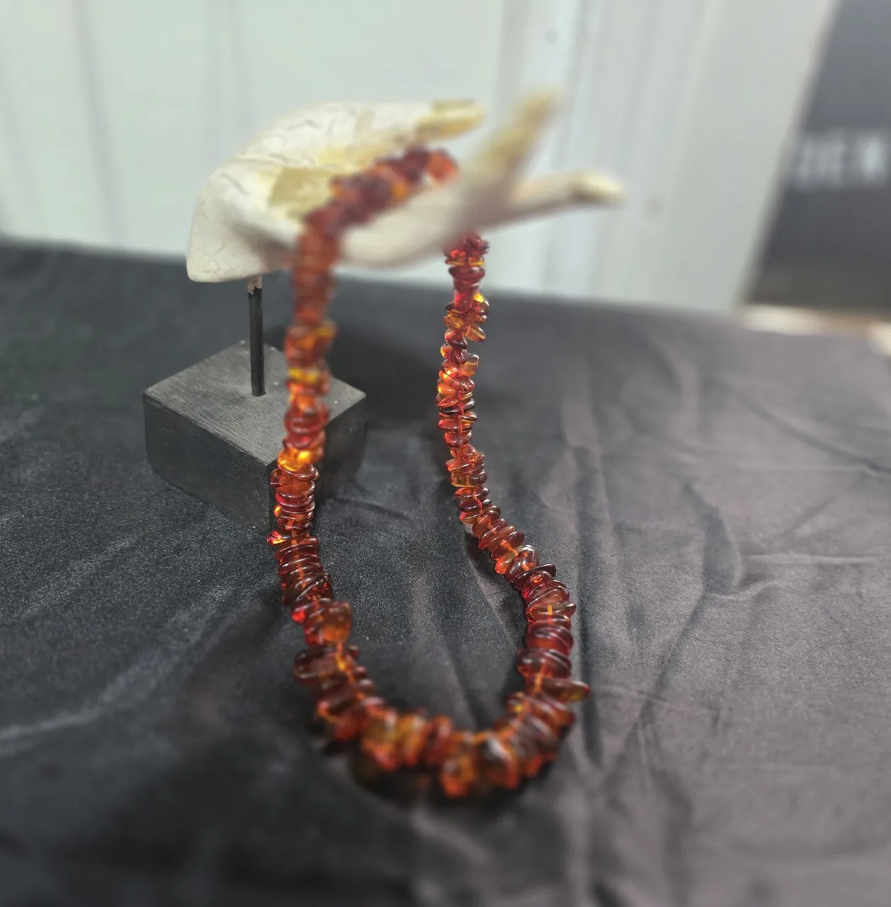 שרשרת ענברים בלטים טבעית וינט'ג ישנה מאד מידות מצב פתוח 50 ס'מ.....מצב סגור 25 ס'מ