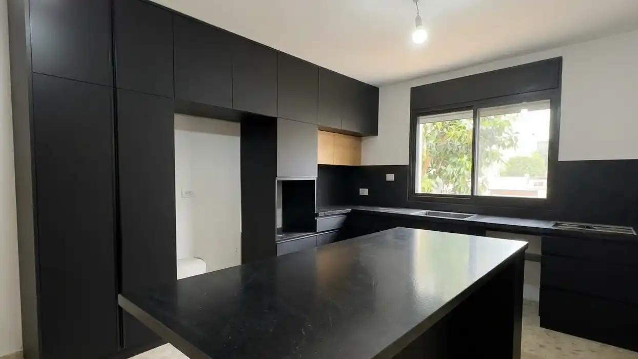 מטבחים כהים בהתאמה אישית | RAN KITCHENS