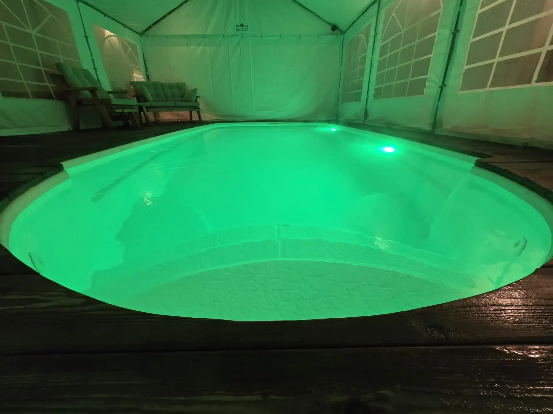 בריכה מחוממת ומקורה