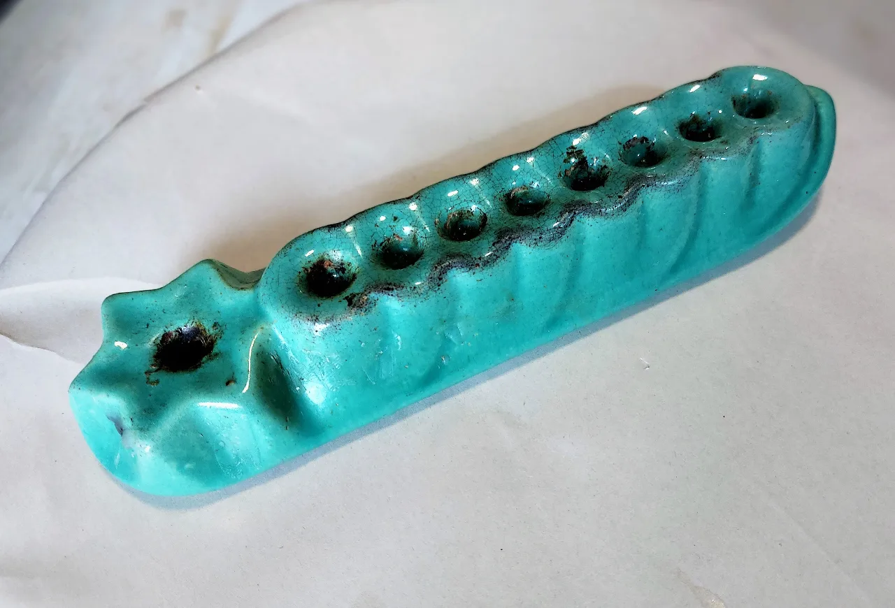 חנוכיה קרמית וינט'ג שנות ה.50\60 חתומה מאחור ....פחר......בית מלאכה לקרמיקה שנקרא (פחר קרמיקה אומנות)