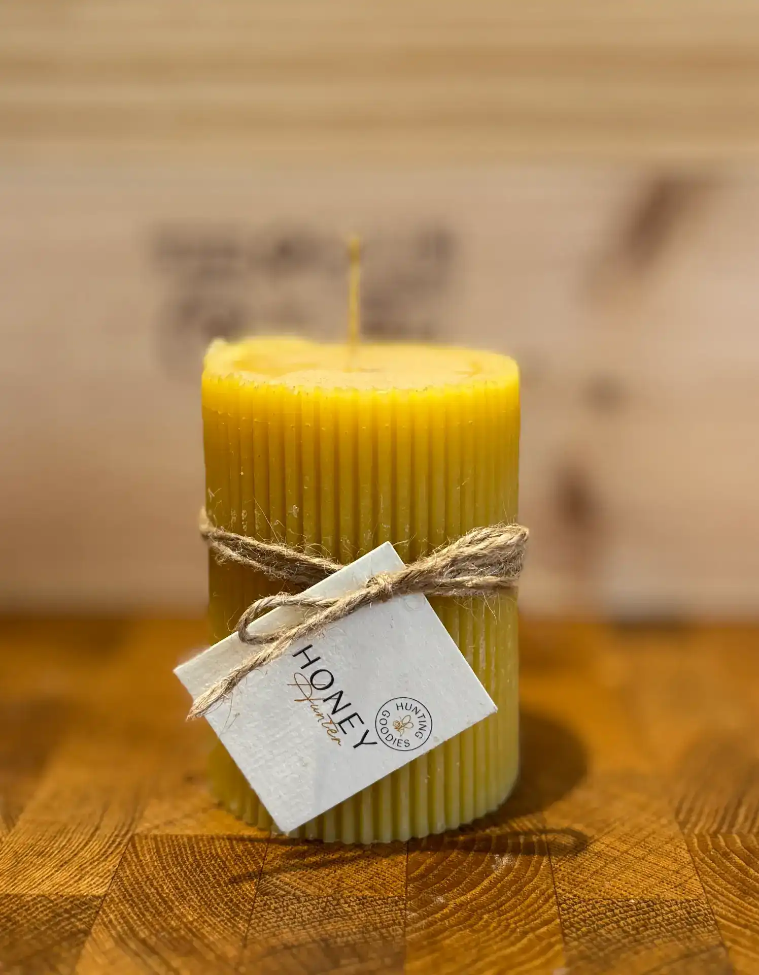 נר יצוק טבעי בריח דבש עדין בעיצוב נקי ונעים | Honey Hunter