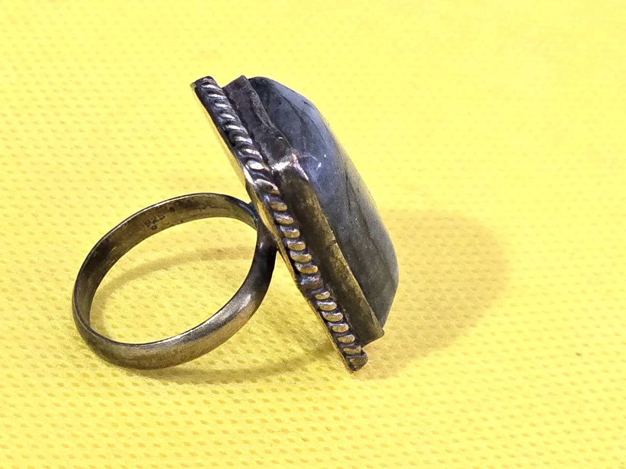 טבעת כסף סטרלינג 925 חתומה משובצת אבן טבעית במרכזה אבן לברדוריט 12 גרם מידה: 7