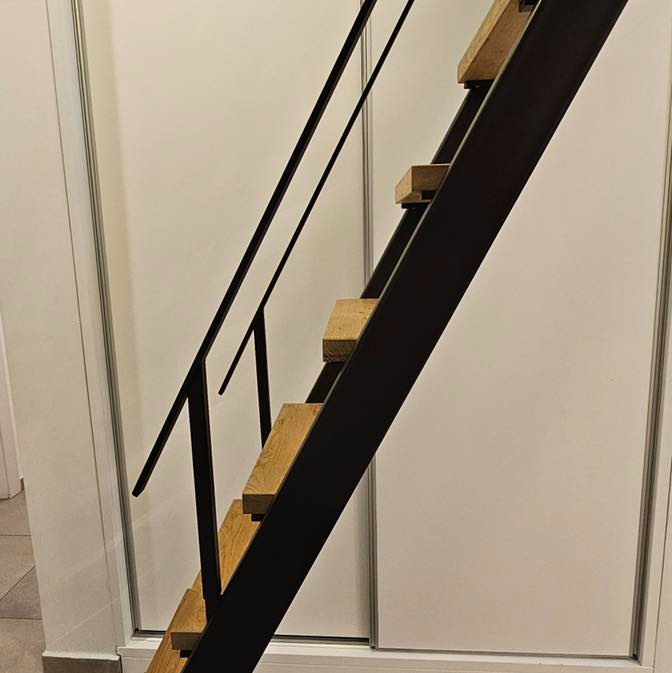 סולם מדרגות לעליית גג