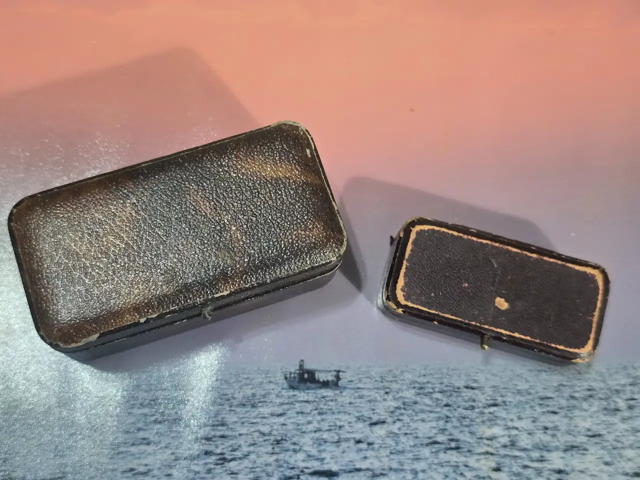 זוג קופסאות קטנות לתכשיטים מעטפת דמוי עור ישנות עד עתיקות הקופסאות מרופדות בפנים מידות הגדולה 9\4\4 ס'מ .המידות של הקטנה 7\3\2 ס'מ
