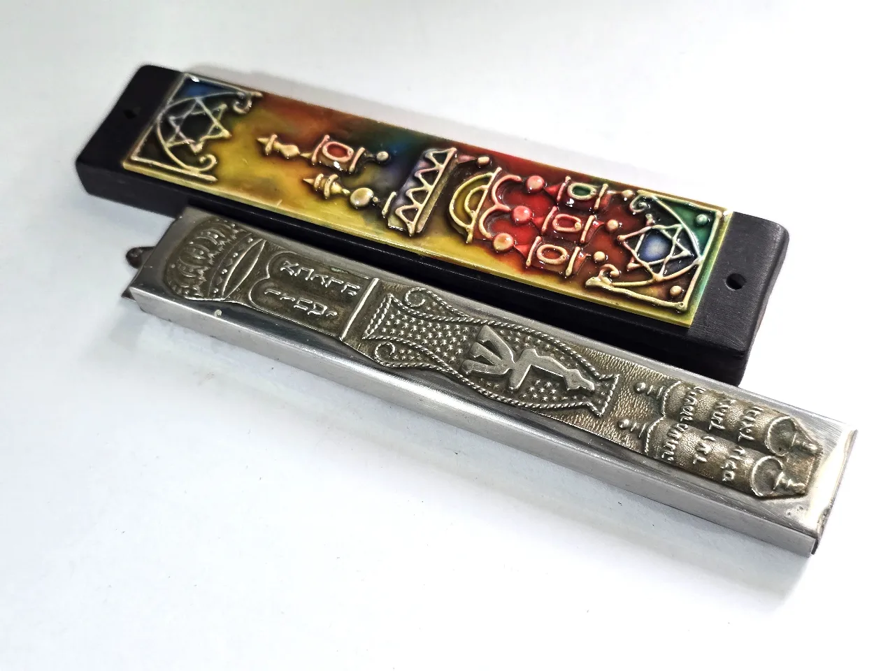 לוט של 2 בתי מזוזה ישנים אחת שילוב עץ מתכת ואמייל השניה עשויה מאלומיניום עם הבלטות