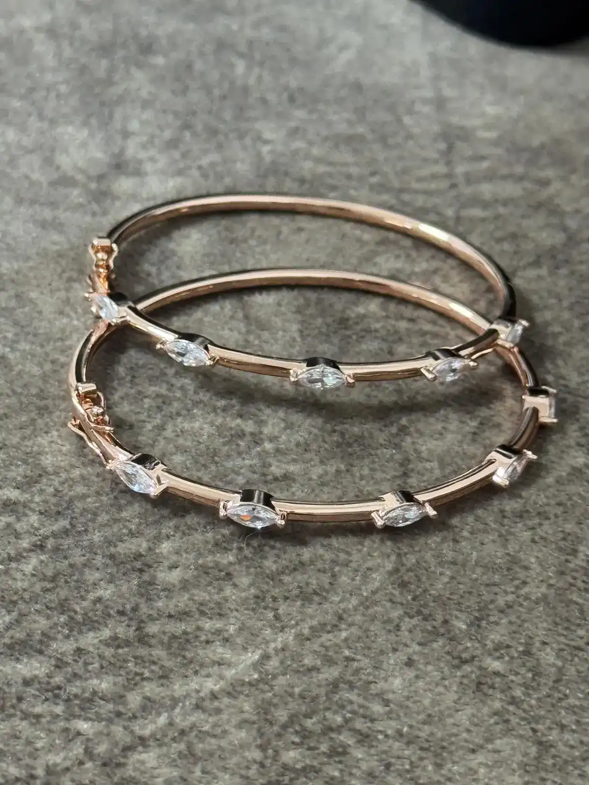 צמיד טניס קשיח