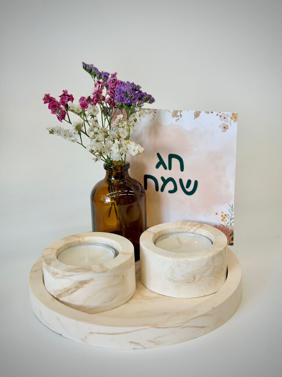 מארז הכולל מגש עגול, פמוטים, אגרטלון ואגרת חג שמח