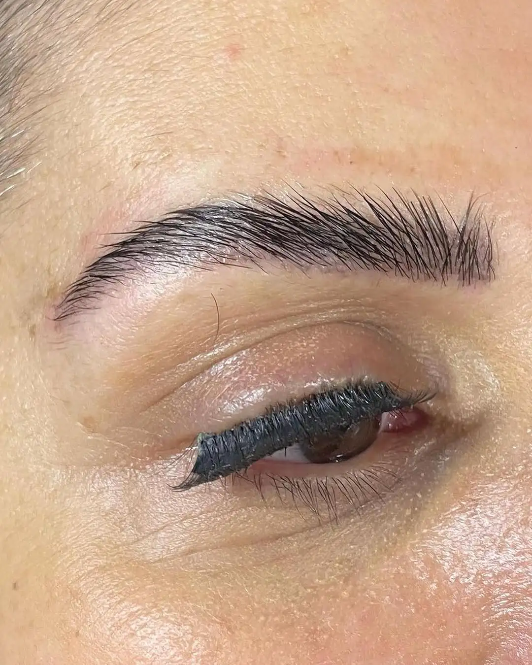 הרמת גבות – הסוד למראה פנים פתוח ומואר