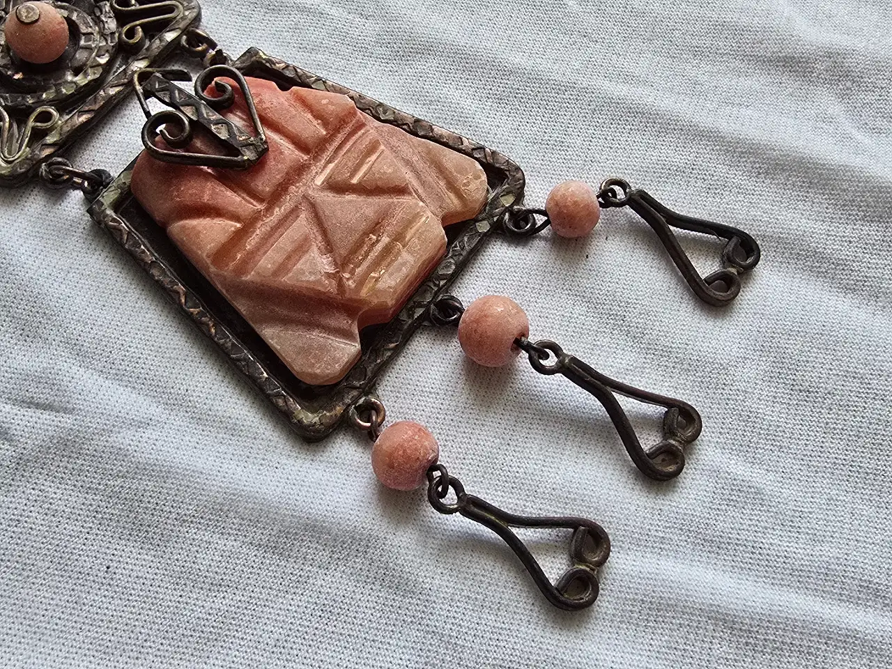 שרשרת תליון וינט'ג ממקסיקו האבן המגולפת כנראה אבן אגת גב התליון עשוי נחושת