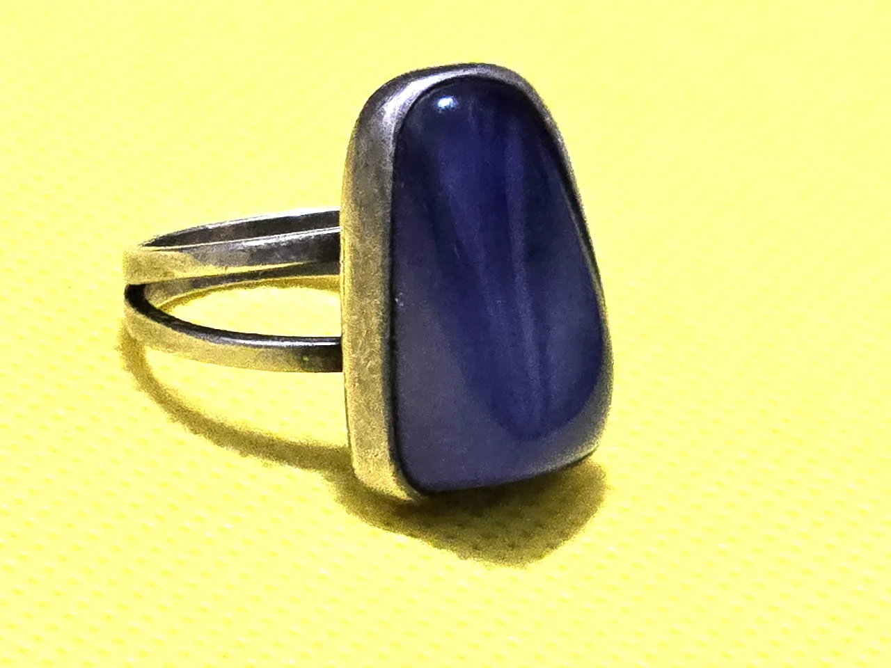 טבעת כסף מרהיבה ובעלת נוכחות כסף סטרלינג 925 חתום עשויה בעבודת יד אומן גוף הטבעת בנוי משניי טבעות משולבות ראש הטבעת משובץ באבן חן כחולה בליטוש חלק מידה 8 משקל 7.7 גרם