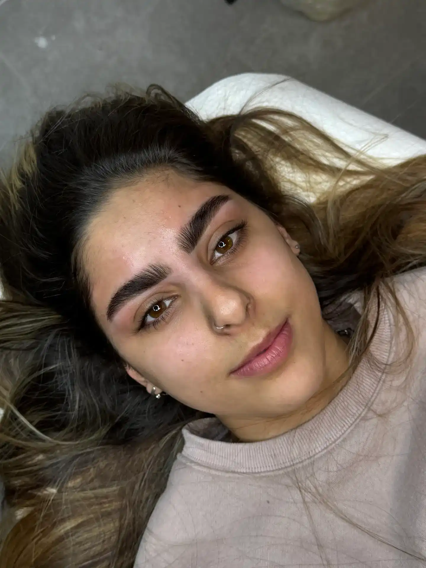 עיצוב גבות טבעיות