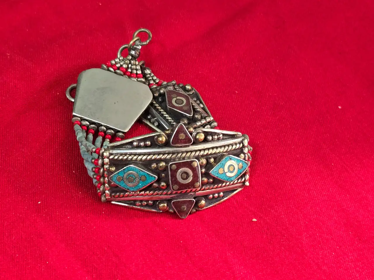 צמיד טיבטי עשוי כסף טיבטי כולל רצועות של חרוזי טורכיז וקורל תכשיט בעל אופי אתני