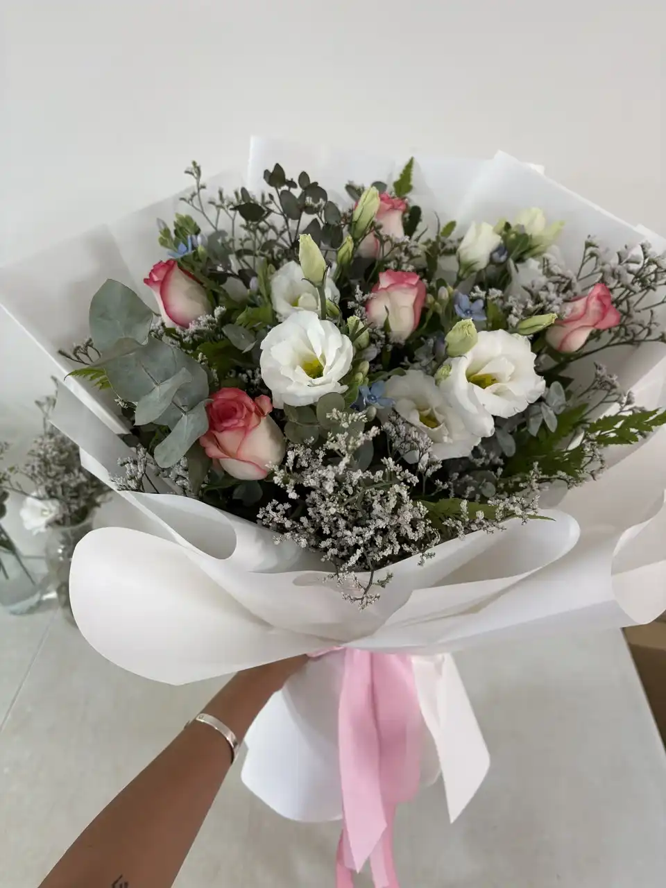 זר נועם עם ורד ג'מילה