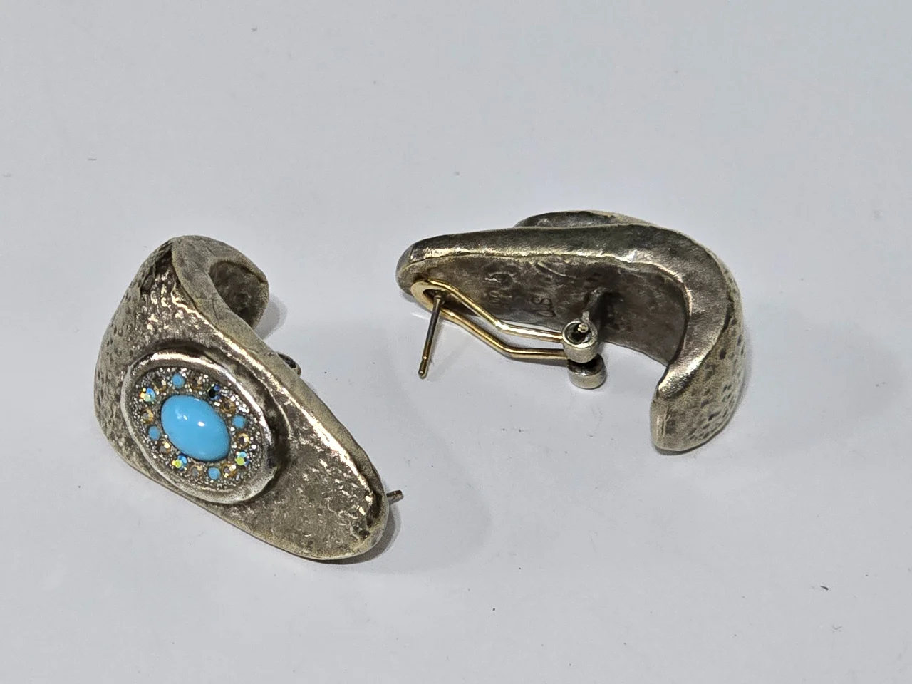 עגילי קליפס\לחורים כסף עם נגיעות זהב משובצים באבני תורכיז שמעוטרים מסביב עם קריסטלים מיוחדים