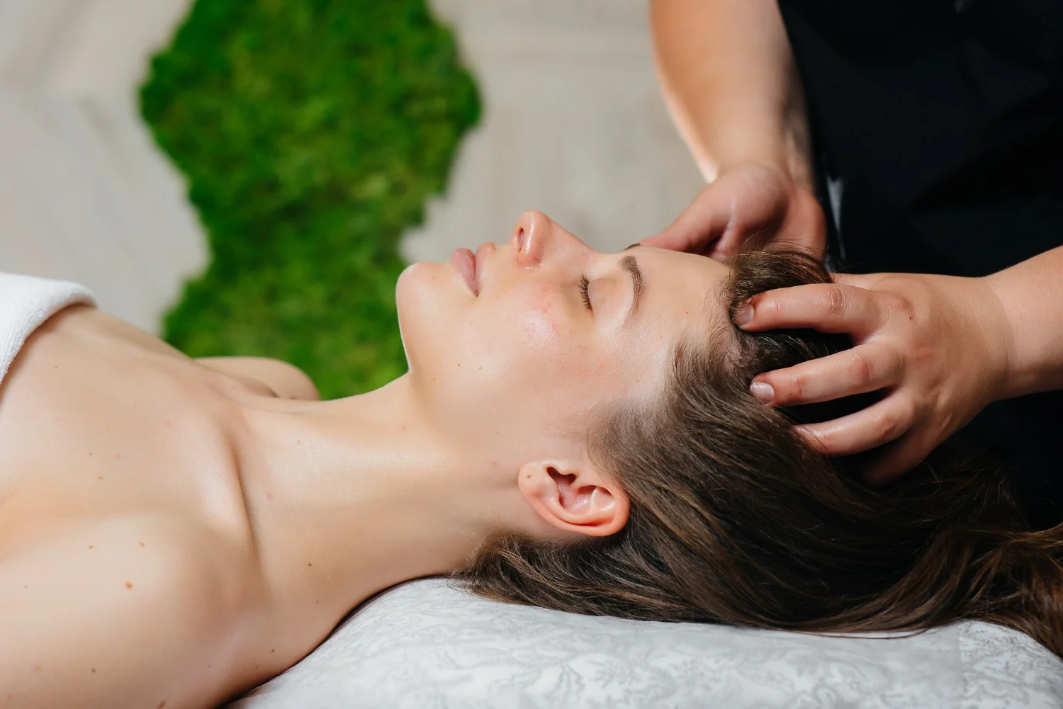 יתרונות עיסוי קרקפת לשחרור מתחים