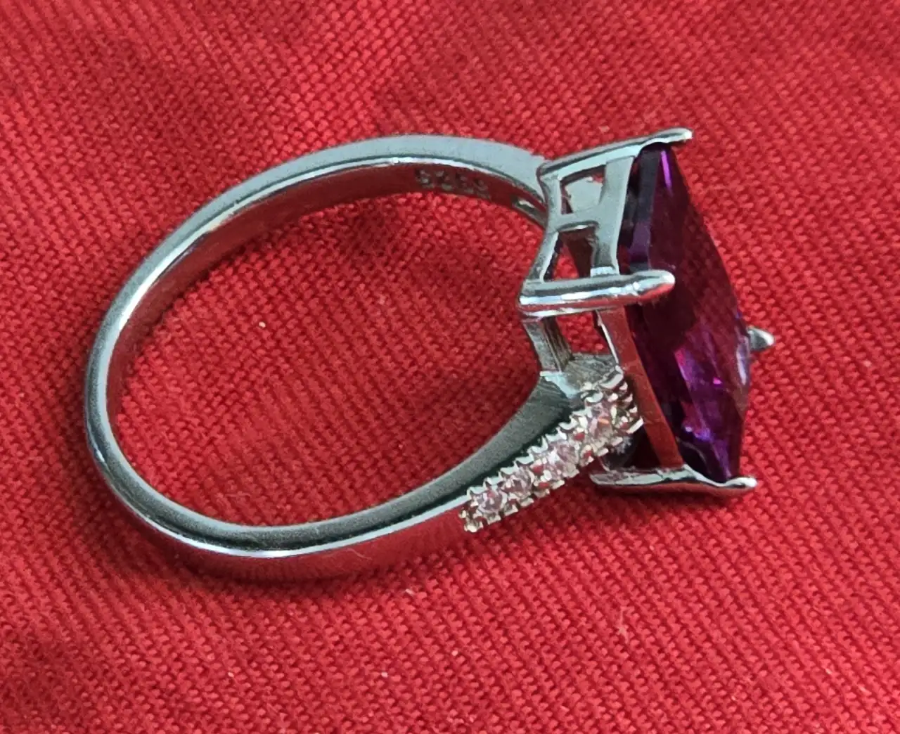 טבעת כסף 925 חתומה מידה 8 שבוץ אבן אמטיס ובשני צידי האבן זרקונים קטנים