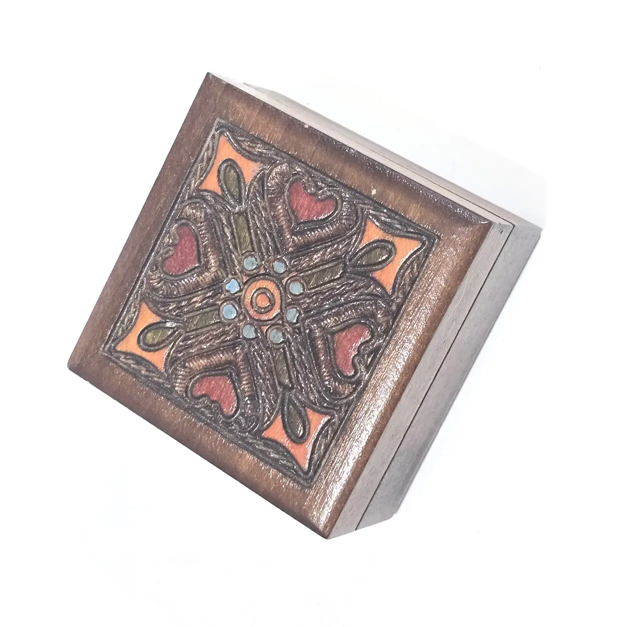 תיבת  עץ מעוטרת, 7x7x4 ס״מ