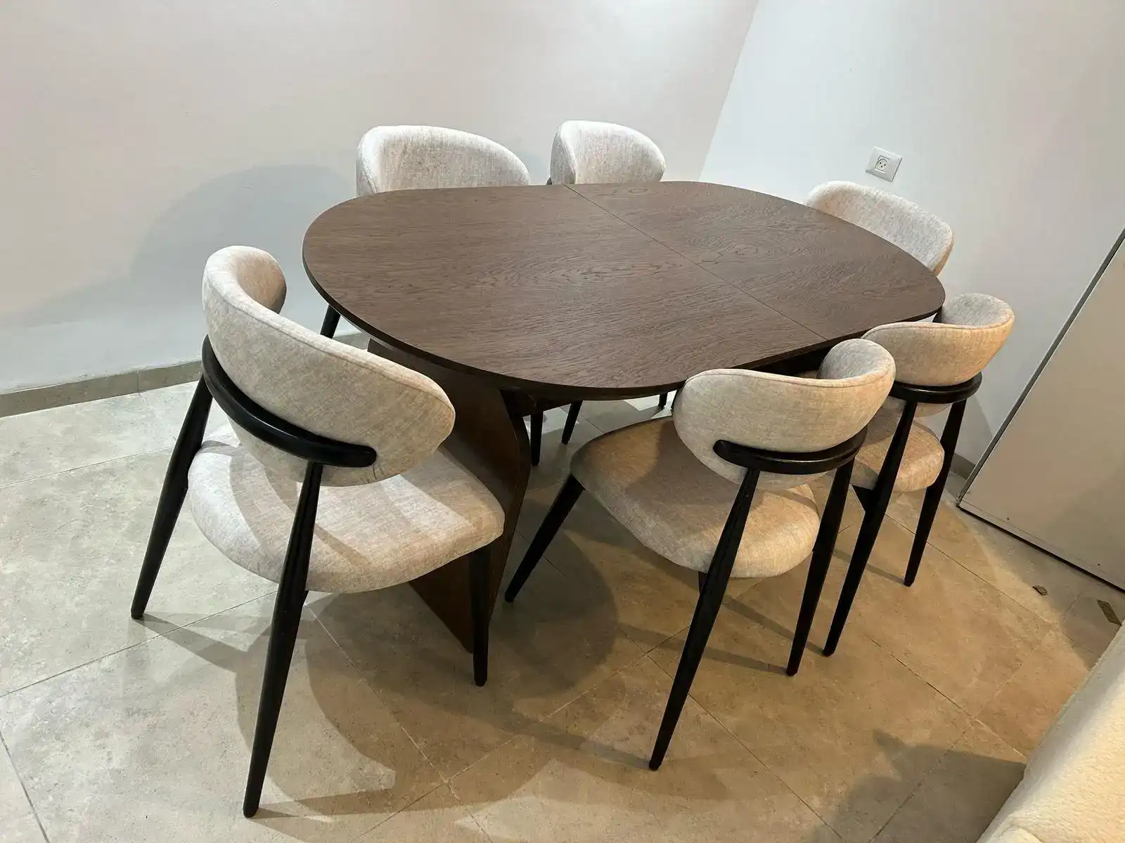 דגם פורניר חום וכסאות תואמים