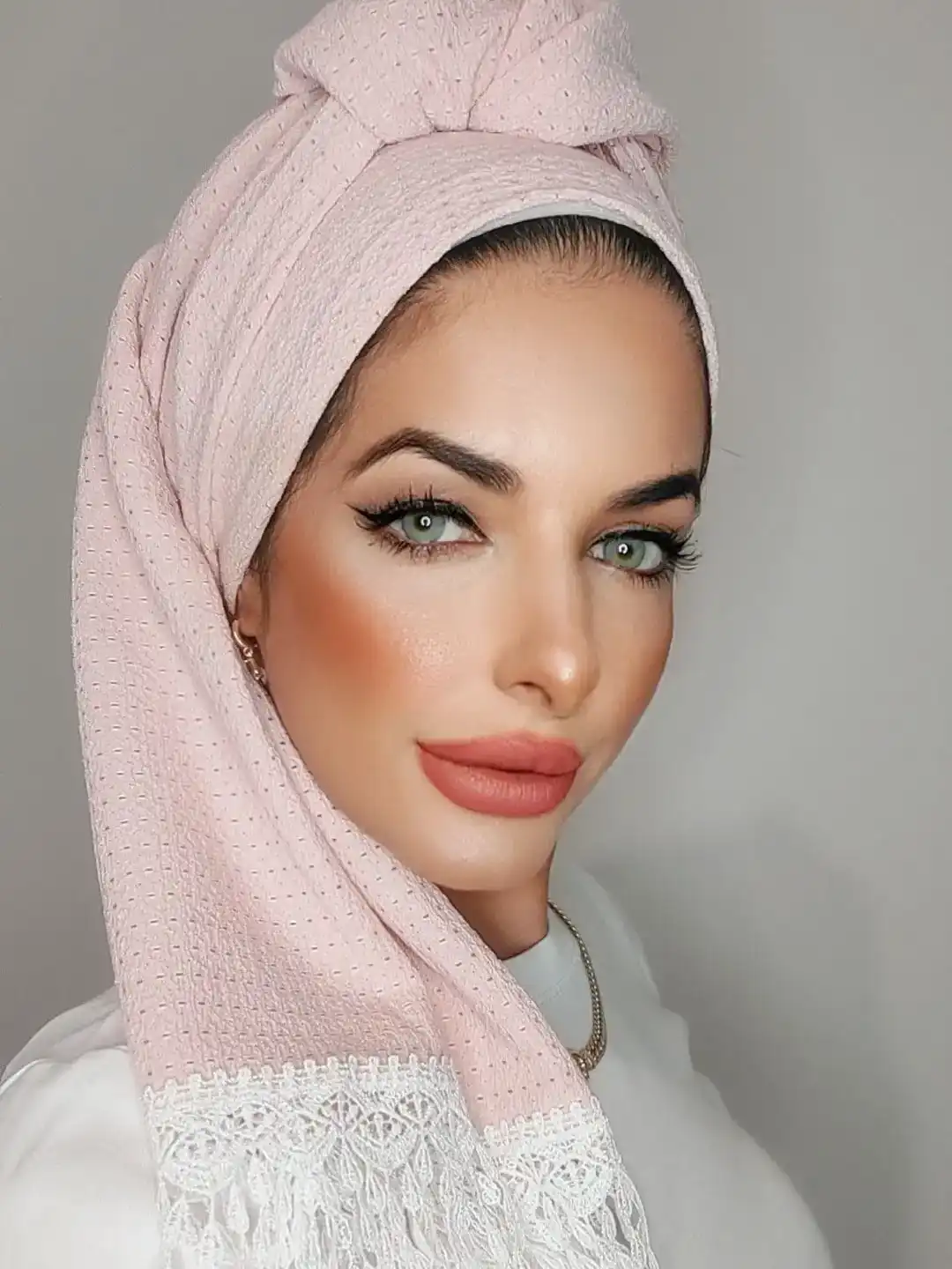 מטפחות סריג ג'קארד בשילוב דנטל 