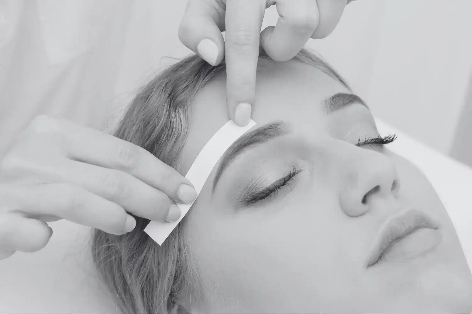 עיצוב ושיקום גבות בשעווה