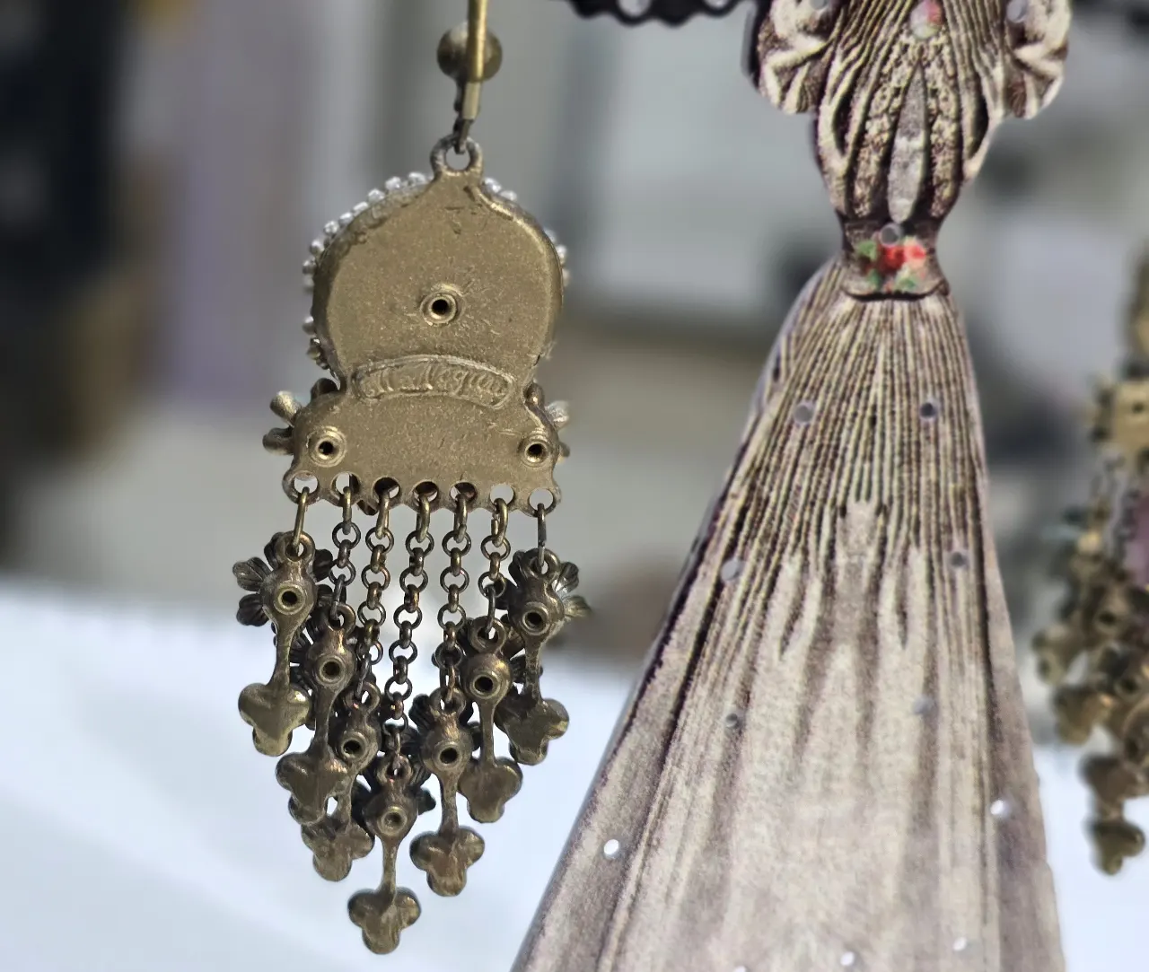 עגילים תלוים של מיכל נגרין תורכיז ואבני סברובסקי ומעוטרת בפרחים