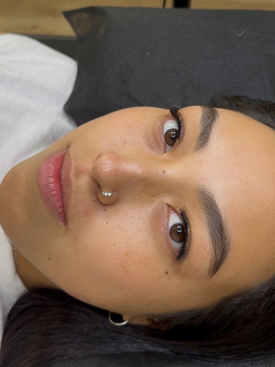 הדבקת ריסים בשיטה הקרה🩷