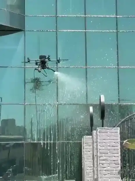 ניקוי חלונות עם רחפן וחזיתות – טכנולוגיה חכמה לניקיון מושלם בגובה