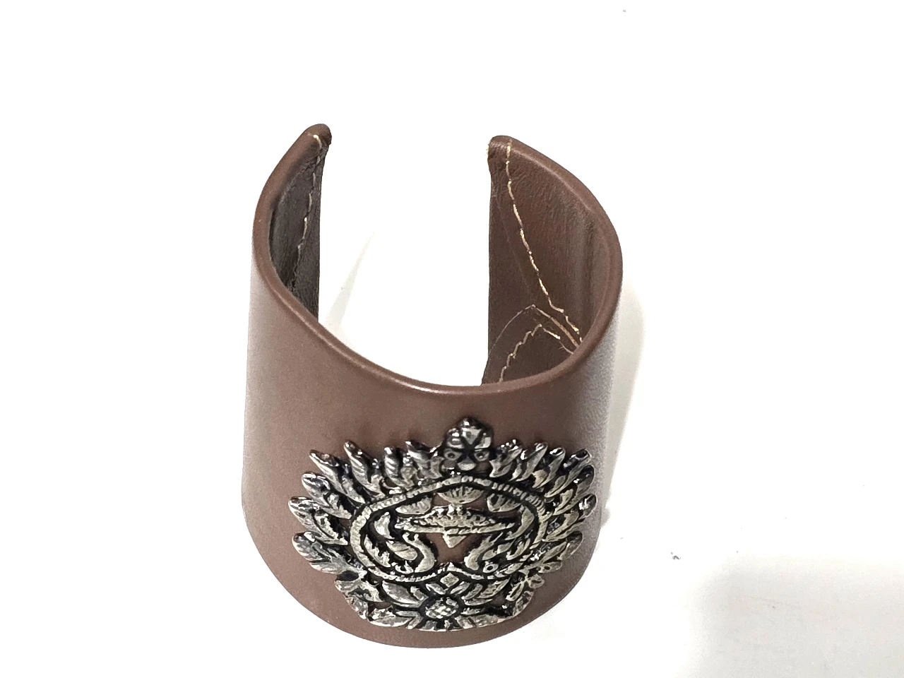 צמידי אופנה מארה"ב .  עשוי מעור מעוטר בסמל.