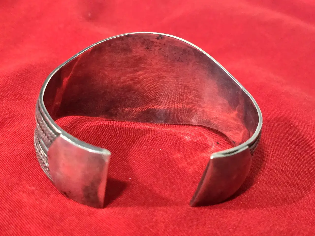 צמיד כסף 925 חתום בסגנון אתני ובמרכז אבן ג'ייד ירוקה