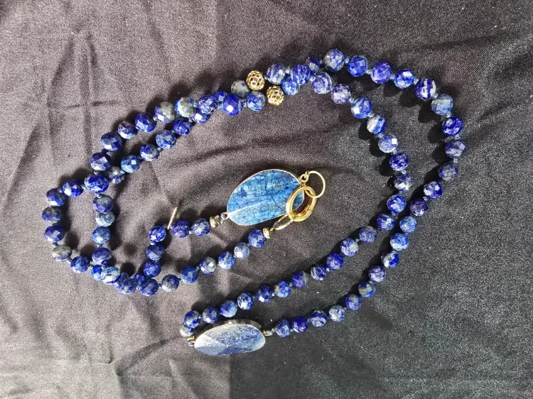 שרשרת המורכבת מאבני לאפיס לזולי ומשלבת אלמנטים מוזהבים אורך מצב סגור 50 ס'מ