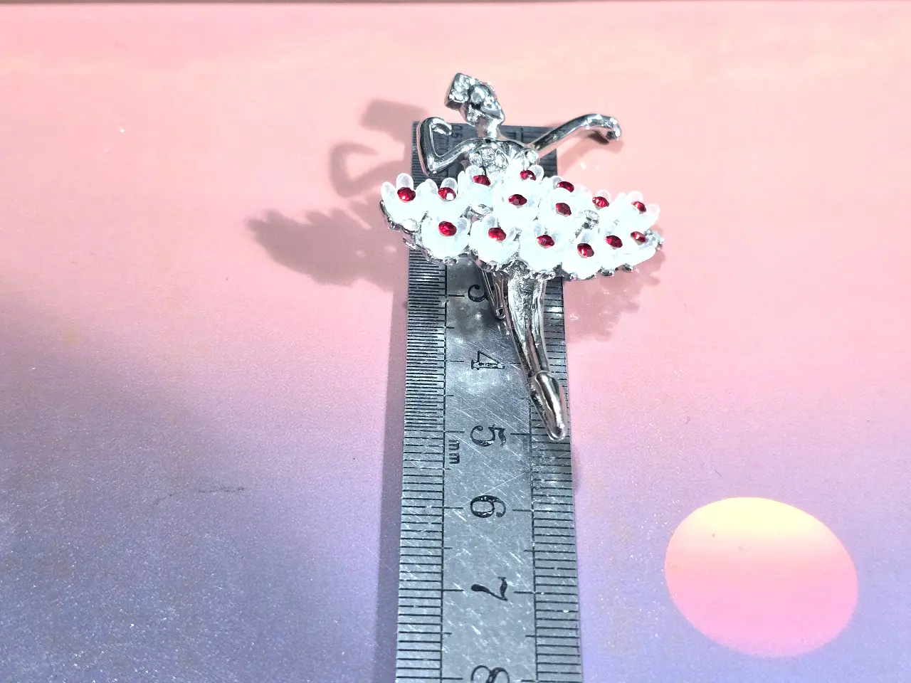 Brooch סיכה יפהפיה בצורת בלרינה אלגנטית, עם חצאית פרחים Tutu (טוטו), משובצת באבני קריסטל ומוכספת במלואה.