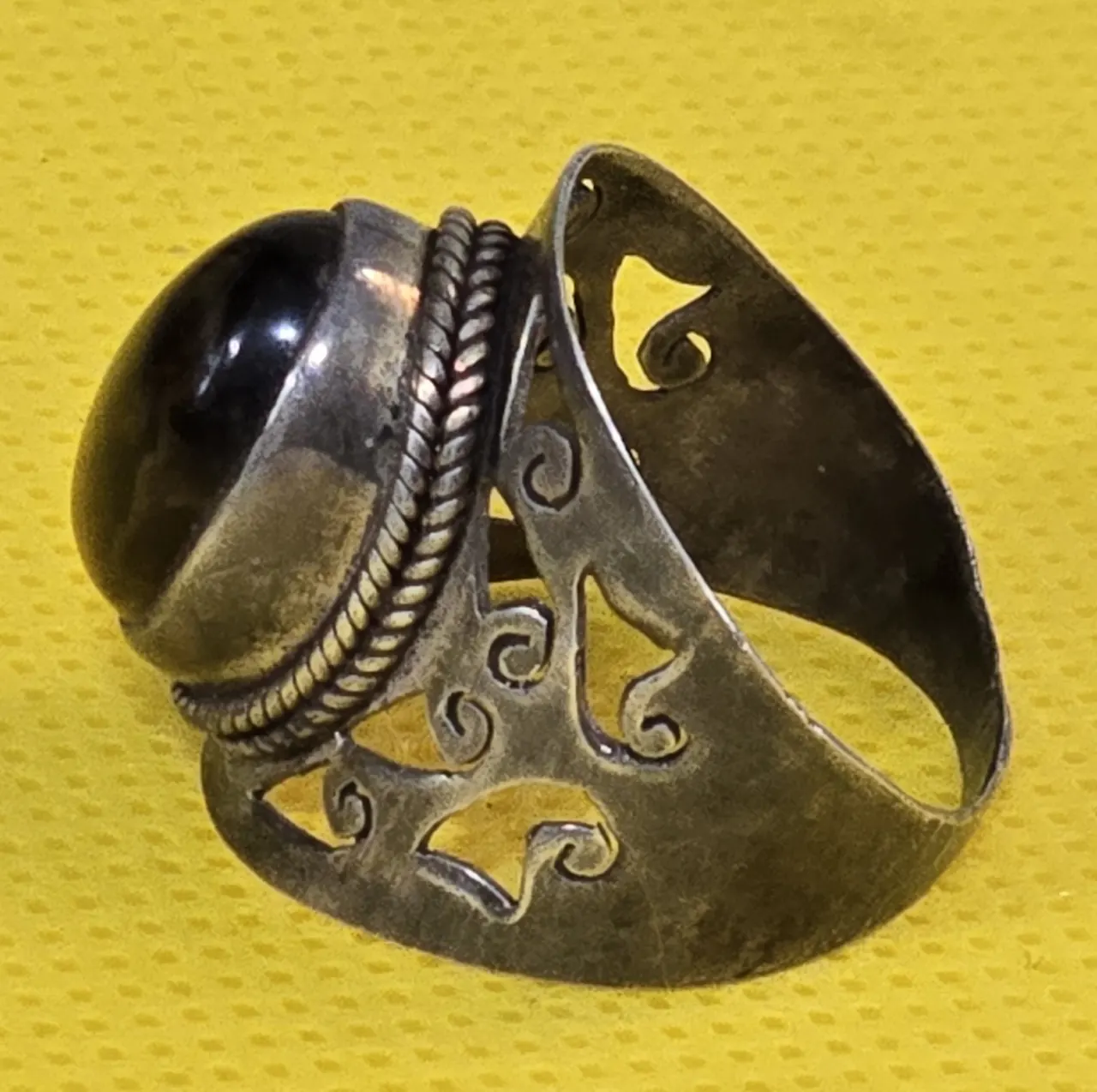 טבעת כסף 925 חתומה בשיבוץ אבן מקורית - עין הנמר עיצוב אישי בעבודת יד נרכשה אצל מעצב באנג׳ונה, הודו מידה 8.5, משקל 6.2 גרם