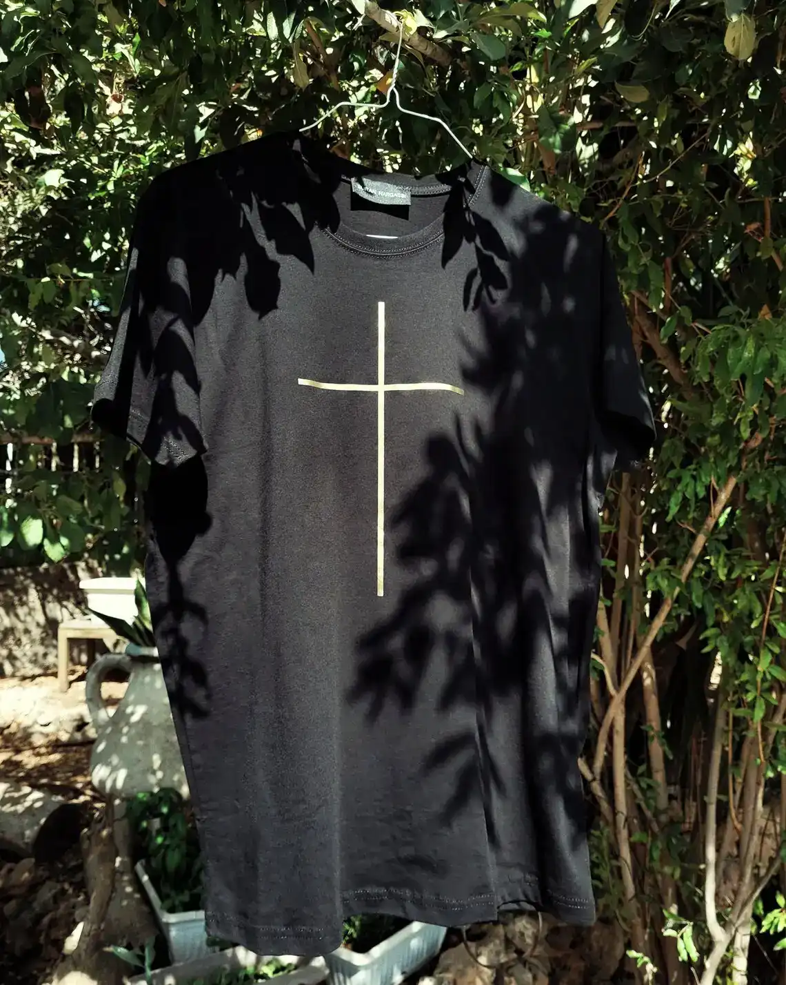 טי שירט שחורה ללא שרוולים לגברים: הדפס זהב מינימליסטי, מהדורת חג