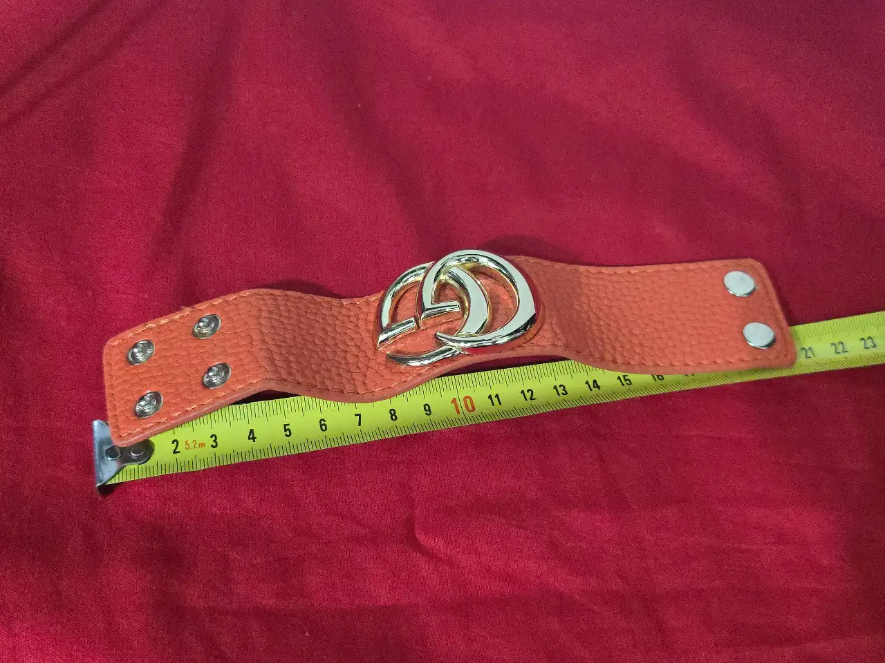 צמיד עור כתום לנשים של המותג (Gucci) מסדרת GG Marmont הכולל אבזם מוזהב בצורת סמל המותג הכפול