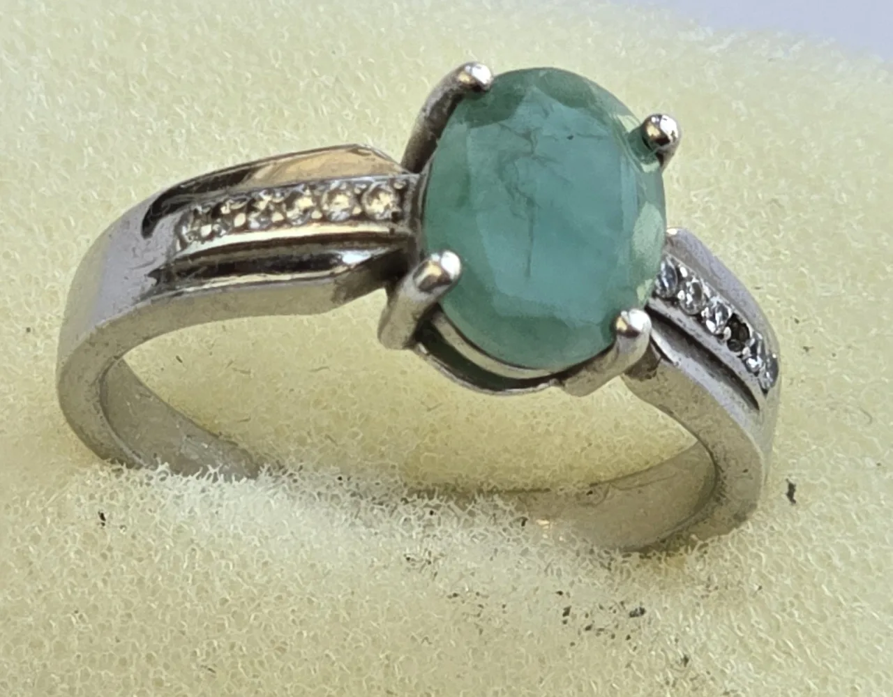 טבעת יוקרתית עשויה כסף 925 עבודת יד משובצת אבני אמרלד וזירקונים . מ - 8