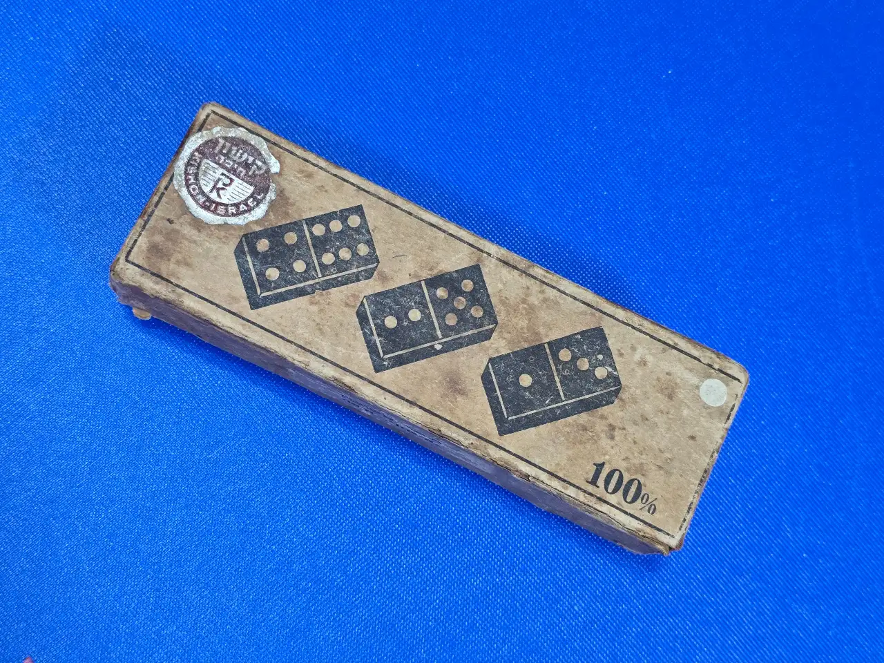 משחק דומינו יצור ישראלי שפעל בשנות ה.50-60-70 מפעל קישון האבנים הם אבני עץ בשחור אספנות ישראילנה